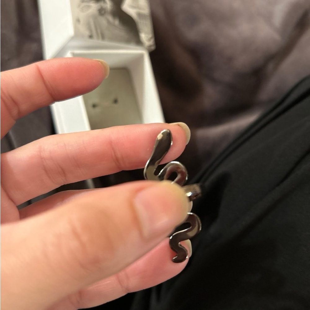 Taylor Swift official Black Reputation Snake Ring - Picture 7 of 9